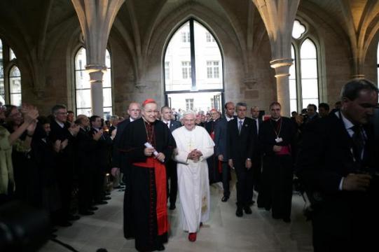 Le pape Benoît XVI et le cardinal André Vingt-Trois au collège des Bernardins.