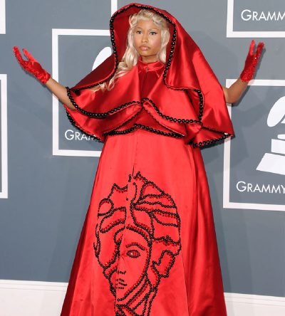Nicki Minaj, aux Grammy Awards dans la tenue de la grande prostituée Romaine.