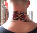 Tatouage du XXX sur le cou de Vin Diesel 