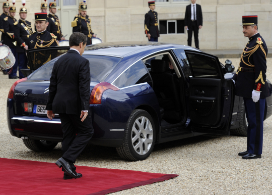 Départ de N. Sarkozy dans la cour de l'Elysée le 15 Mai 2012