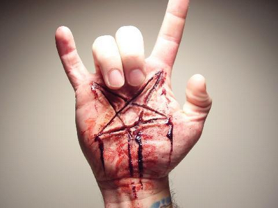 Pentagramme Satanique scarifié et salut cornu