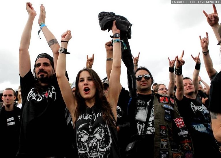 saluts cornus au Hellfest ("Fête de l'enfer") des 15-16-17 Juin 2012 à Clisson 