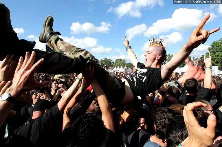 saluts cornus au Hellfest ("Fête de l'enfer") des 15-16-17 Juin 2012 à Clisson 