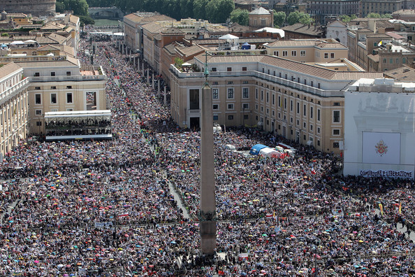 Cérémonie de béatification de Jean-Paul II par Benoît XVI à Rome, sur la place St Pierre