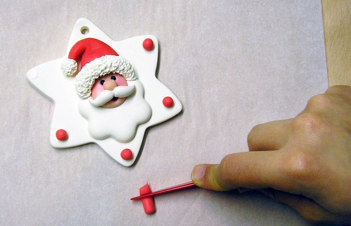 Figurine de Noël sur hexagramme en pâte à modeler