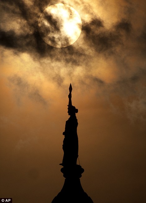 Transit de Vénus devant le soleil le Juin 2012 au-dessus de la torche de Liberty à New York