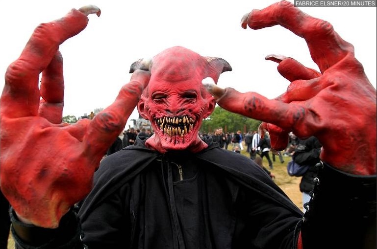 Diable et salut cornu au Hellfest ("Fête de l'enfer") des 15-16-17 Juin 2012 à Clisson 