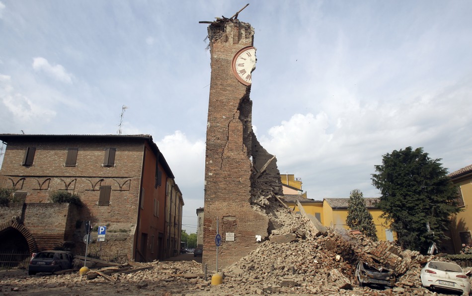 Destructions subies à la suite du séisme (de force 6) en Emilie Romagne, entre Modène et Ferrare (nord-est de l'Italie) - Finale Emilia La Tour de l’Horloge après le choc principal