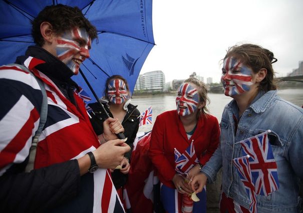 Spectateurs maquillés avec l'Union Jack lors du Jubilé d'Elizabeth II en Juin 2012...