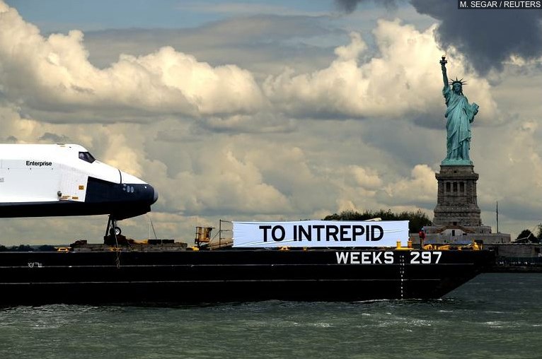 Navette spatiale "Enterprise" en route vers sa destination finale, le Musée Intrepid à New-York le 6 Juin 2012