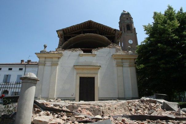 Destructions d'églises subies à la suite du séisme (de force 6) en Emilie Romagne, entre Modène et Ferrare (nord-est de l'Italie)