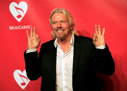 Richard Branson affichant le double salut en 666 digital