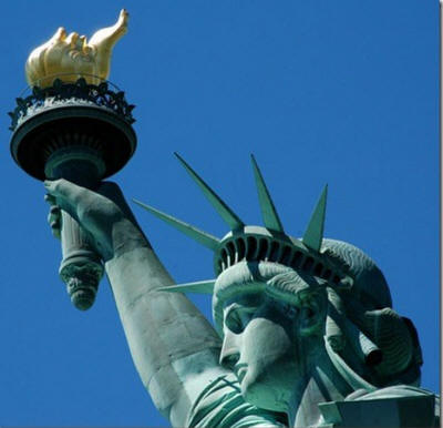 Haut de la statue de Liberty dans le port de New York