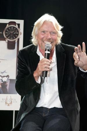 Richard Branson affichant le 666 digital