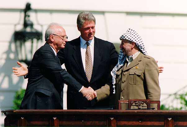 Yitzhak Rabin, Premier ministre Israélien, Bill Clinton, président des États-Unis et Yasser Arafat, président de l'Autorité Palestinienne,   le 13 septembre 1993, dans les jardins de la Maison-Blanche, pendant les accords d'Oslo