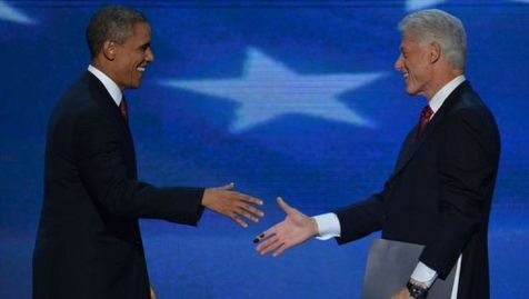 B. Clinton sur le point de serrer la main  de B. Obama