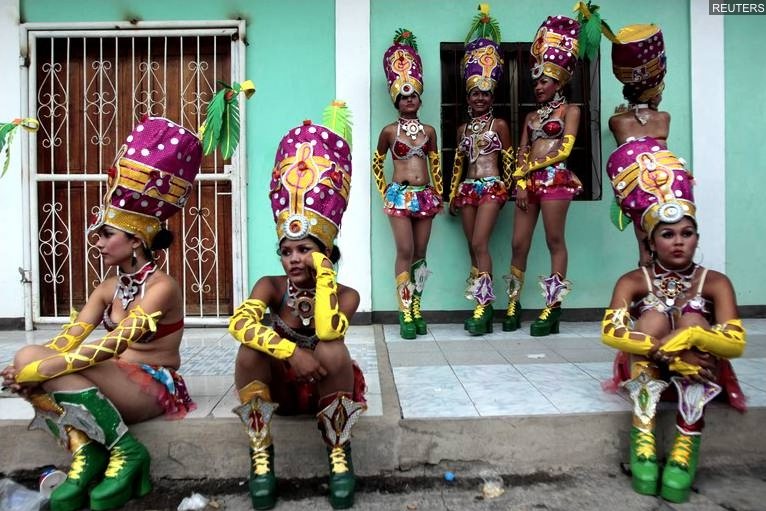 Pause pour des danseuses en costume traditionnel lors d'un carnaval rendant hommage à la "Vierge Marie" à Granada au Nicaragua