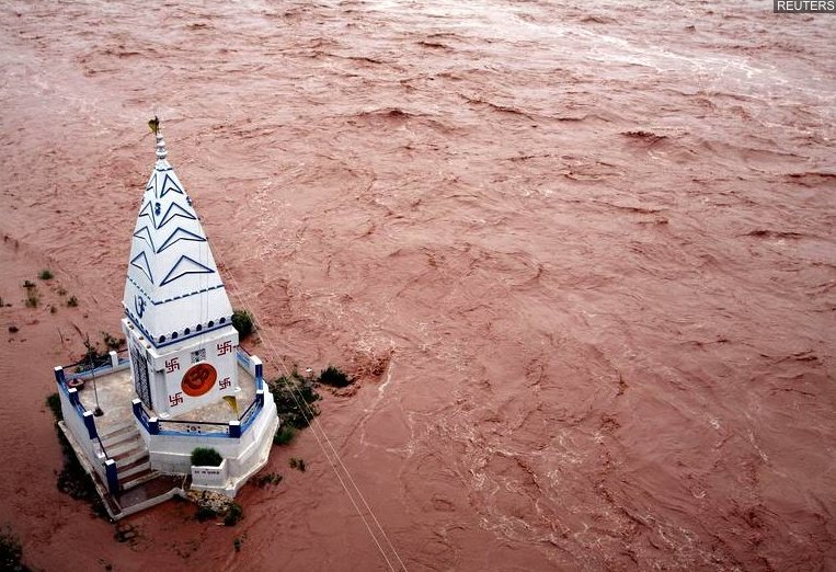 Swastikas peintes sur un temple au milieu des inondations en Inde