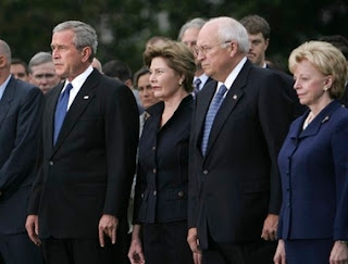 G. W. Bush et son salut cornu "discret"   lors d'un anniversaire de la tragédie du 11 Septembre 2001 