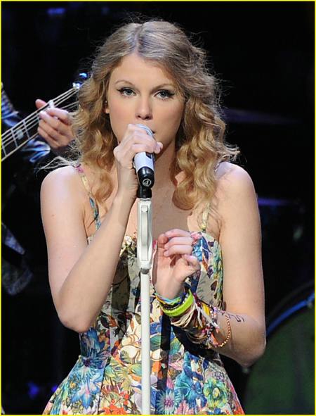 - Taylor Swift - 2010 CMA Music Festival -