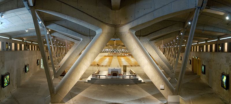 Intérieur de la Basilique Saint-Pie X