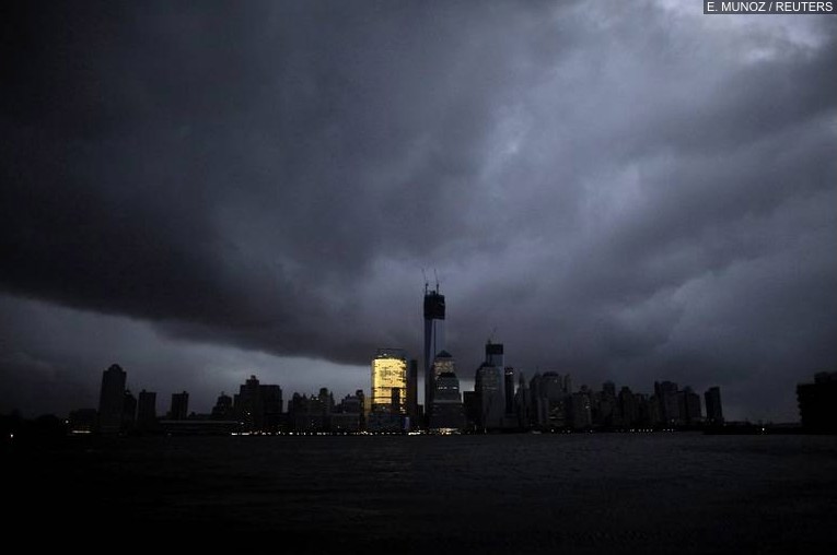 Manhattan, la nouvelle tour du World Trade Center... plongés dans le noir après le passage de Sandy  30 Octobre 2012