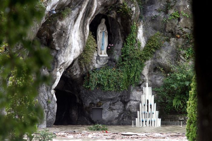 Grotte de Massabielle et sanctuaires inondés à Lourdes - Octobre 2012