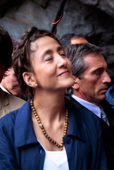 Ingrid Betancourt dans la grotte de Massabielle à lourdes