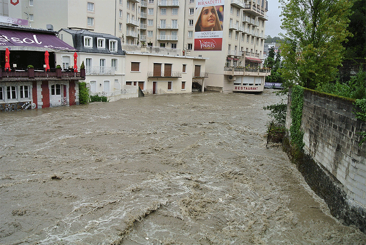 Ville de Lourdes inondée - Octobre 2012