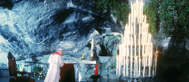 Jean-Paul II dans la grotte de Massabielle à Lourdes, en août 1983