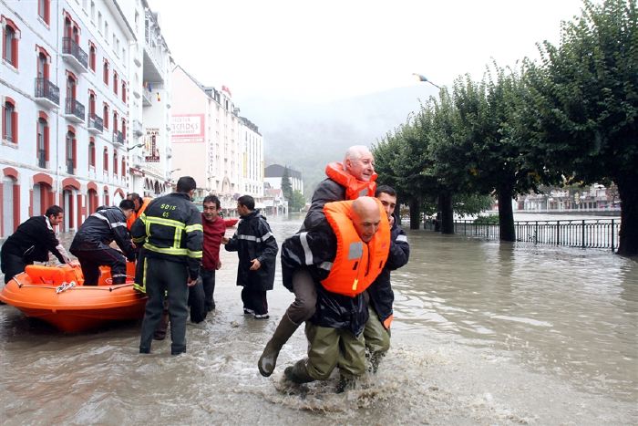 Evacuation de pèlerins à Lourdes lors des inondations