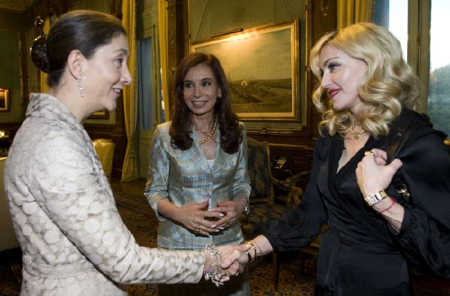 Madonna rencontre Íngrid Betancourt et Cristina Fernández de Kirchner à Buenos Aires   en marge du Sticky and Sweet Tour en 2008