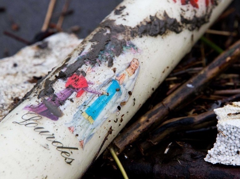 Gros-plan sur un cierge vendu sur le site des sanctuaires à Lourdes