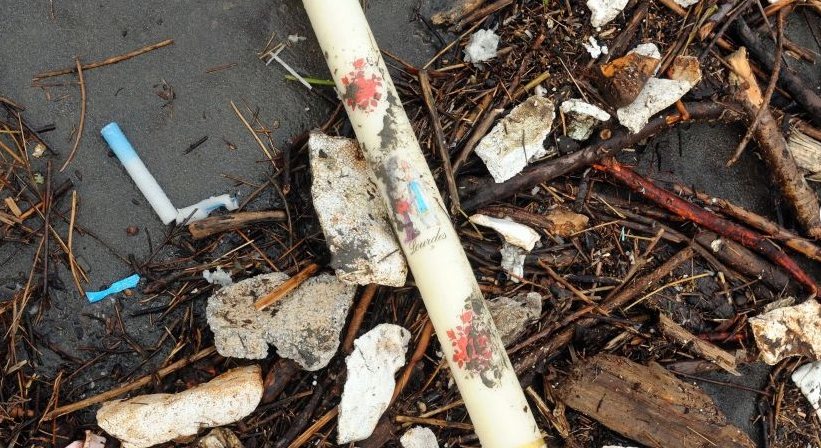 Photographie d'un cierge lors des inondations à Lourdes 