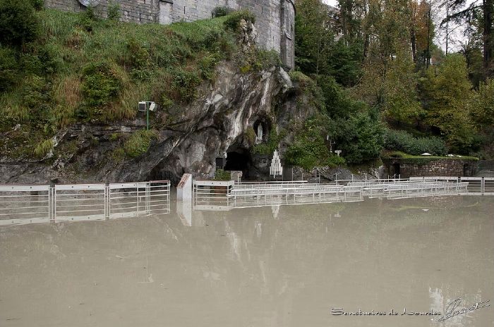 Grotte de Massabielle et sanctuaires inondés à Lourdes - Octobre 2012