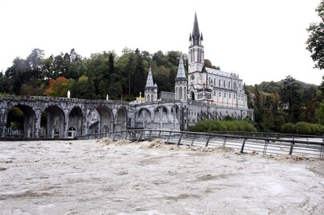 Ville de Lourdes et sanctuaires inondés - Octobre 2012