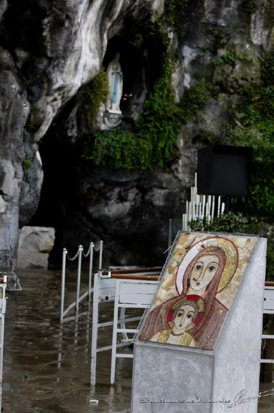 Icône mariale à l'entrée de la grotte de Massabielle inondée 