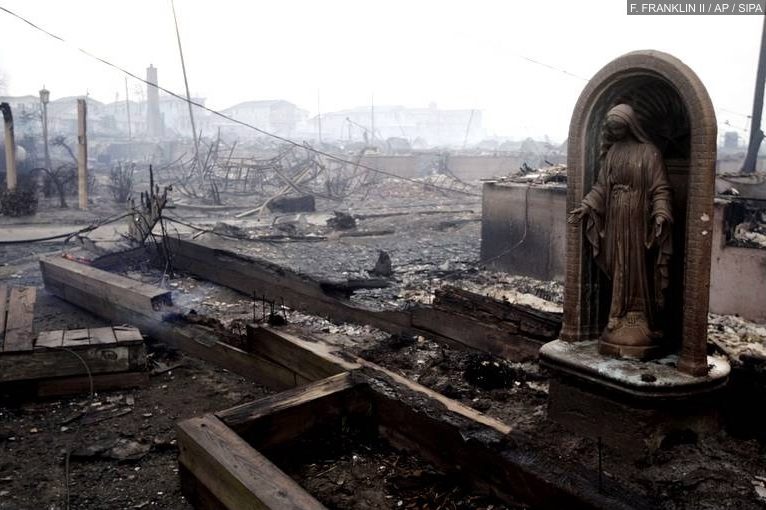 Site incendié à New York suite au passage de l'ouragan Sandy