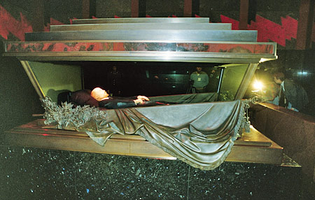 Intérieur du mausolée: Lénine dans sa châsse