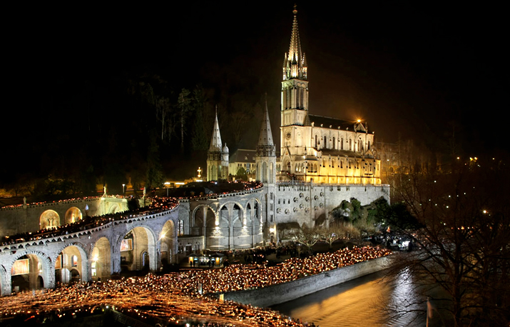 Procession nocturne devant les deux basiliques  et en direction de la grotte de Massabielle à Lourdes