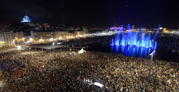 Rassemblement populaire sur le vieux port à marseille illuminé à l'occasion de l'inauguration
