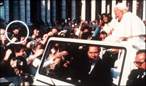 Attentat contre le pape Jean Paul II sur la Place St Pierre le 13 Mai en 1981