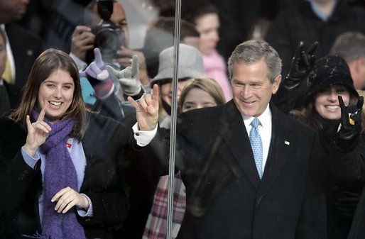 G. W. Bush et son salut "Texan"