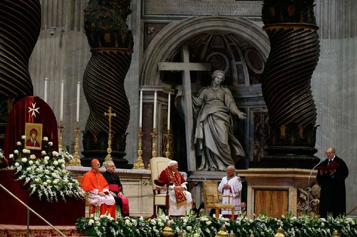 Messe de Benoît XVI en présence des Chevaliers de l'Ordre de Malte   dans la Basilique St Pierre à Rome au matin du 9 Février 2013