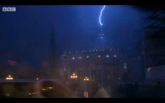 La foudre s'abat sur le dôme de Saint Pierre au Vatican, le 11 février 2013. 