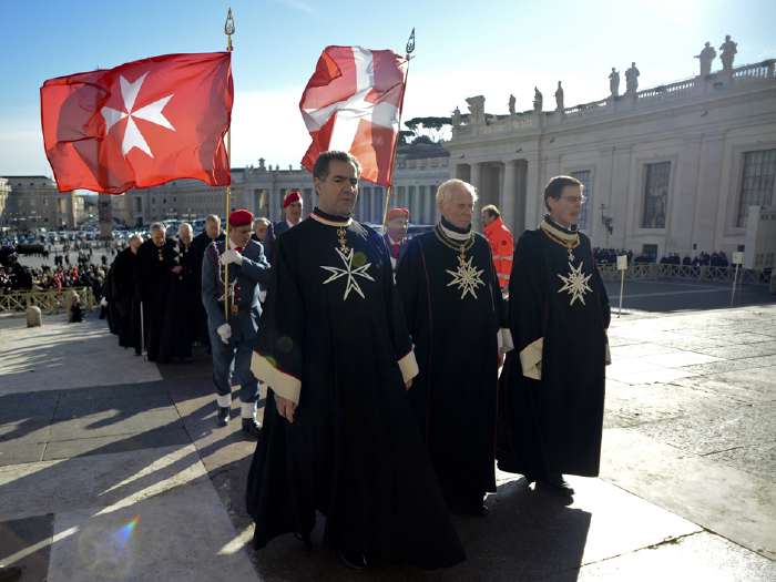 Chevaliers de l'Ordre de Malte sur la Place St Pierre à Rome au matin du 9 Février 2013