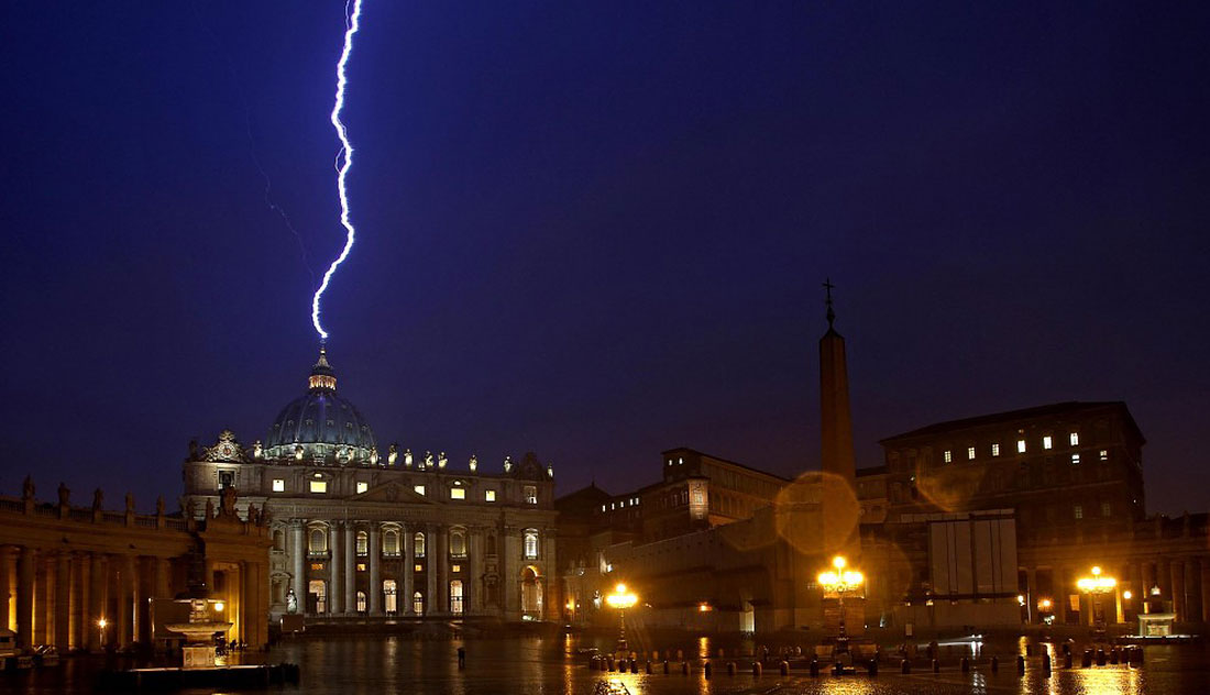 La foudre s'abat sur le dôme de Saint Pierre au Vatican, le 11 février 2013. crédit photo: (Alessandro Di Meo / ANSA)