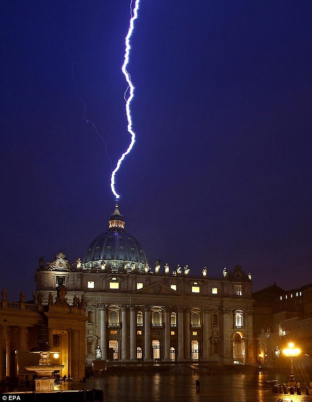 La foudre s'abat sur le dôme de Saint Pierre au Vatican, le 11 février 2013.