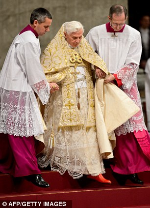 Benoît XVI accompagné en costume de scène