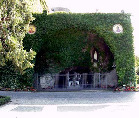réplique de la Grotte de Lourdes dans les jardins du Vatican